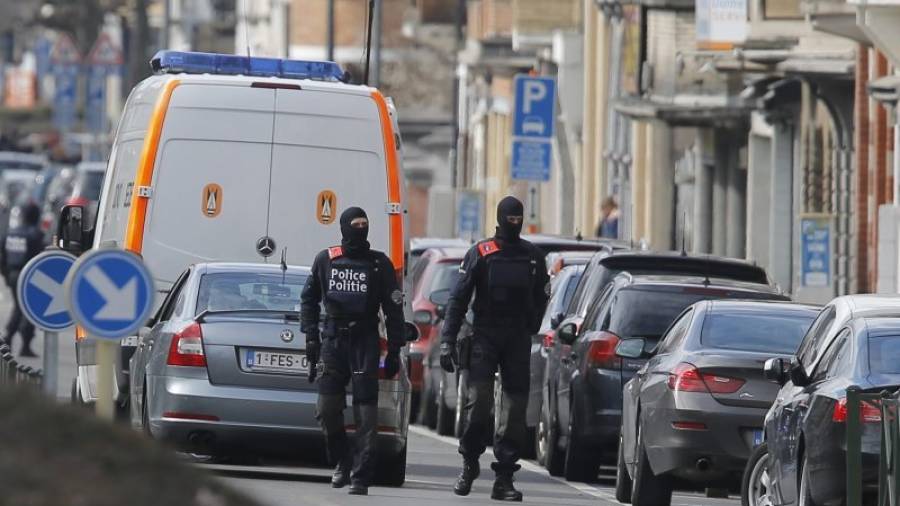 Policies patrullen al districte de Schaerbeek de Brussel·les (Bèlgica) durant una nova operació policial aquest divendres. EFE/Olivier Hoslet