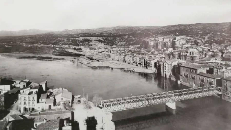 L’antic pont metàlꞏlic sobre el riu Ebre, a Tortosa. Cedida