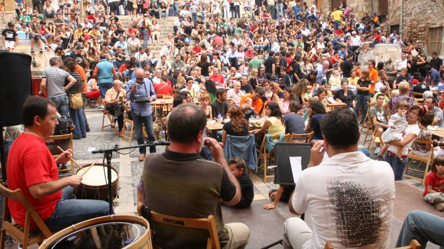 Un concert vermut a la plaça de les Cols. FOTO: LLUÍS MILIÁN / DT