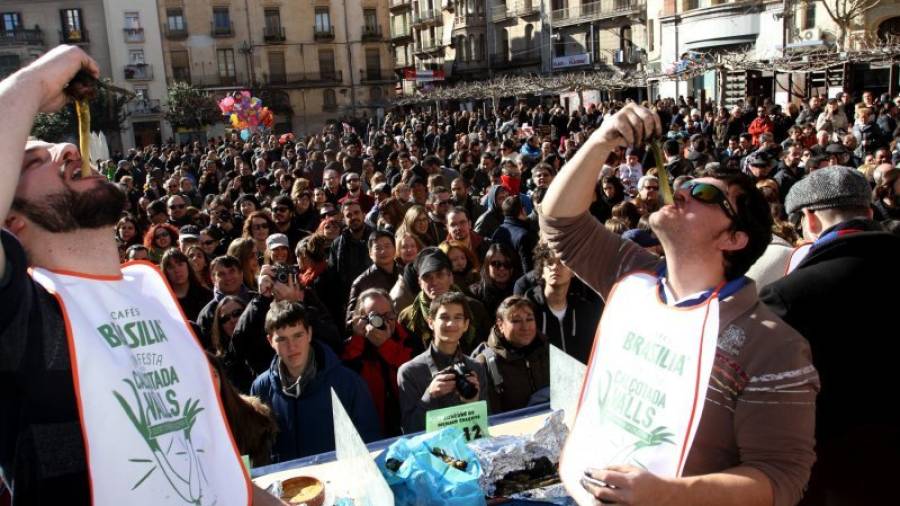 A la dreta, el guanyador de l´edició anterior del Concurs de Menjar Calçots, Josep Maria Godia. Foto: Lluís Milián/DT