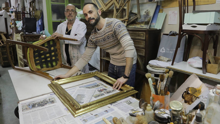 Manuel Allué y Eduardo Virgili se dedican a restaurar cuadros desde su taller ubicado en la Part Alta. FOTO: LLUÍS MILIÁN