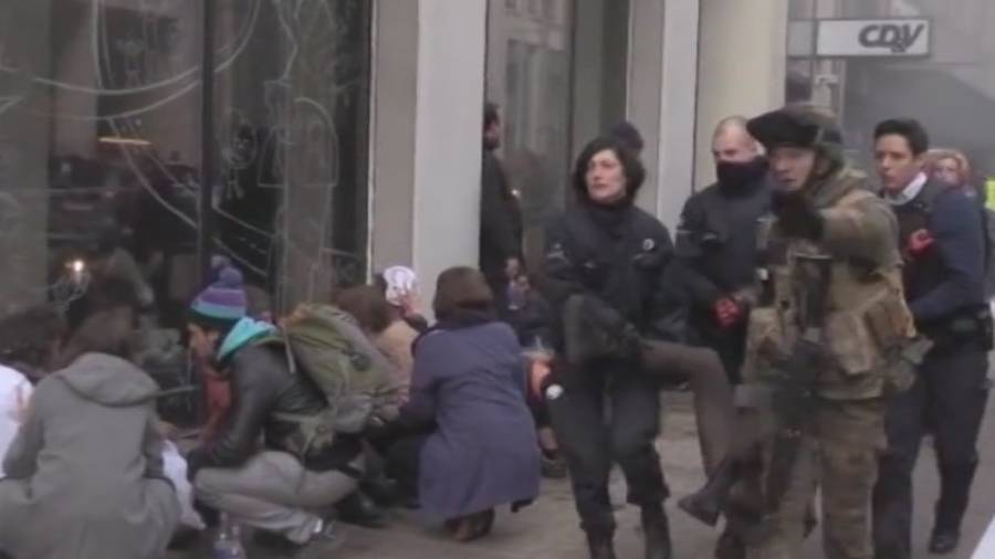 En la imagen, agentes de Policía atienden a una mujer en el lugar de la explosión en la estación de metro de Malbeek, el barrio europeo de Bruselas, donde se encuentran las principales instituciones de la Unión Europea. EFE/EFE