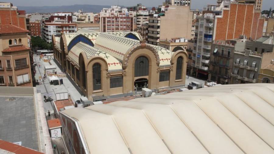 Imagen de ayer del estado en el que se encuentran las obras del edificio modernista, que empezaron en marzo de 2011. Foto: Lluís Milián