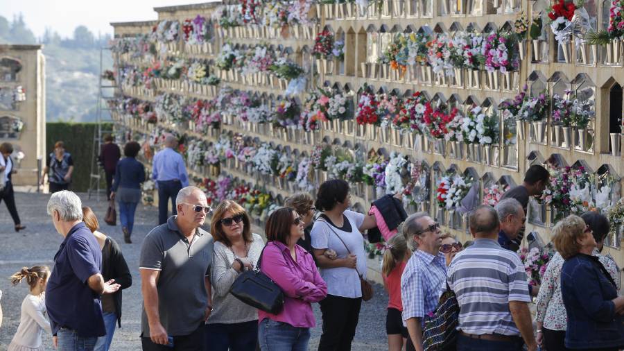 Durante estos días cientos de personas pasarán por el cementerio de Tarragona para poner flores en las sepulturas de sus difuntos. FOTO: PERE FERRé FOTO: PERE FERRé FOTO: PERE FERRé FOTO: PERE FERRé