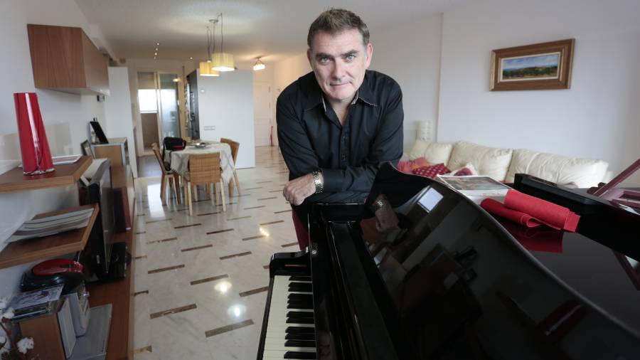 El barítono tarraconense, en el salón de casa, con su piano, un Yahama, en el que ha ensayado el ´Falstaff´ que ha interpretado este fin de semana en Palma de Mallorca y Mahón. FOTO: P. FERRÉ FOTOS: PERE FERR&