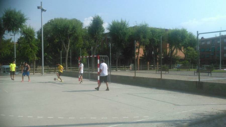 Un grupo de jóvenes, jugando en la pista situada frente al polideportivo de Campclar el pasado fin de semana. Foto: J. Díaz