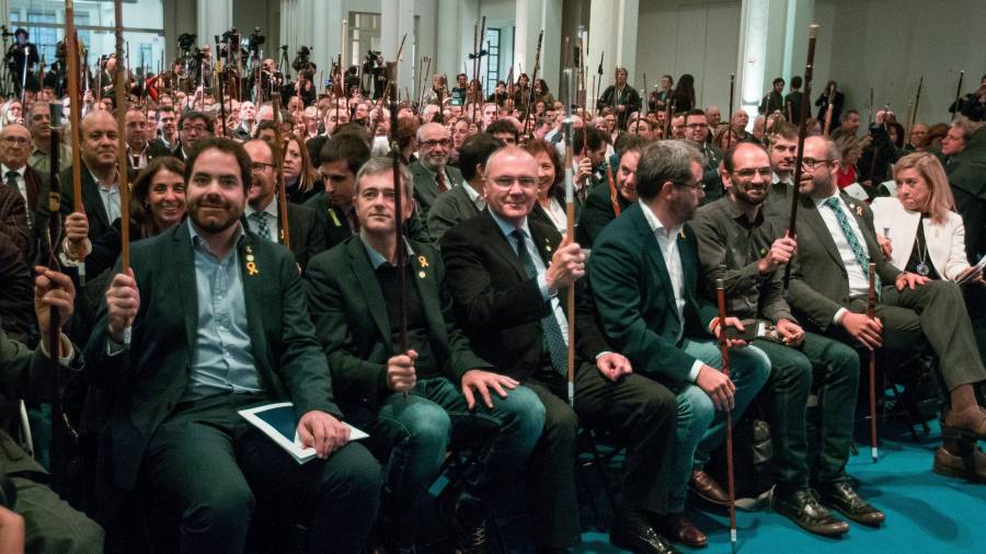 Varios alcaldes saludan al expresidente de la Generalitat catalana Carles Puigdemont. FOTO: EFE