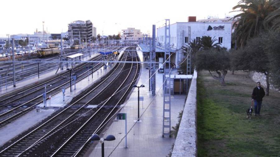 Imagen reciente de la estación de trenes de la ciudad, que está situada en la Part Baixa, junto al Port y la playa del Miracle. Foto: Pere Ferré