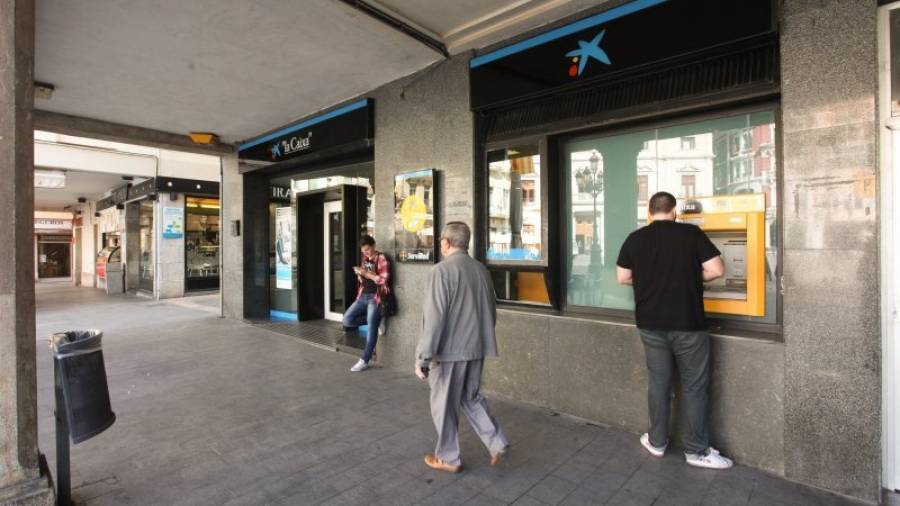 El intento de robo con violencia tuvo lugar en este cajero automático situado en la Plaça Mercadal. Foto: Alba Mariné