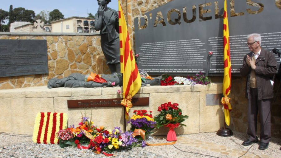 El mossèn Francesc Xammar, representant l'Arquebisbat de Tarragona, en l'acte d'homenatge a les víctimes de la repressió franquista a la fossa comú del cementiri de Tarragona. Foto: ACN