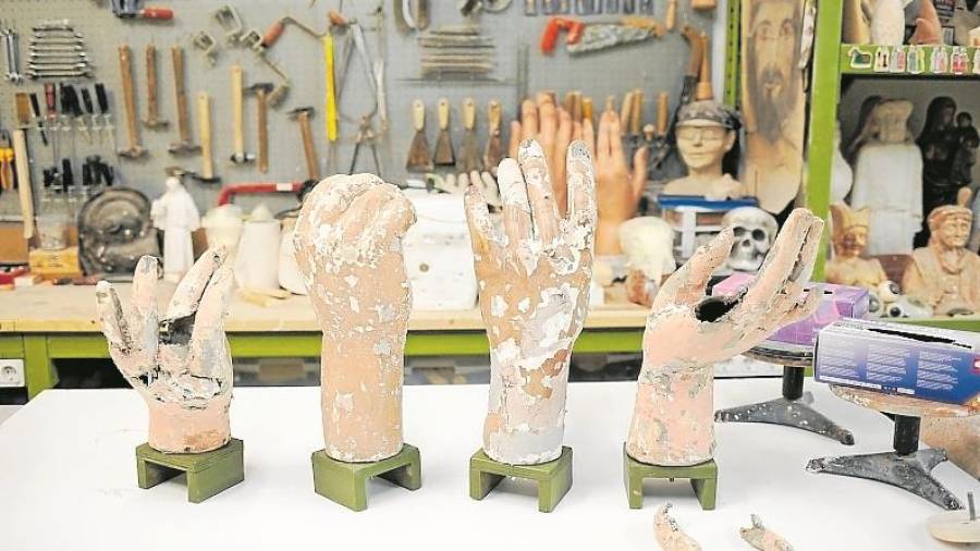 Imatge de detall de les mans dels gegants de Vimbodí Poblet, els quals l’equip de Taller Avall de Reus està restaurant. FOTO: Fabián Acidres