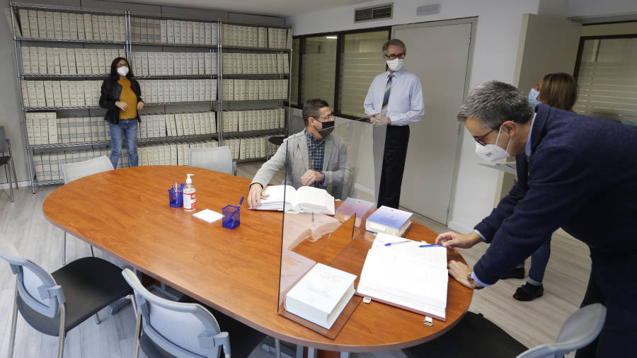 A la derecha, el notario José Manuel Valiente, en su despacho. Foto: Pere Ferré