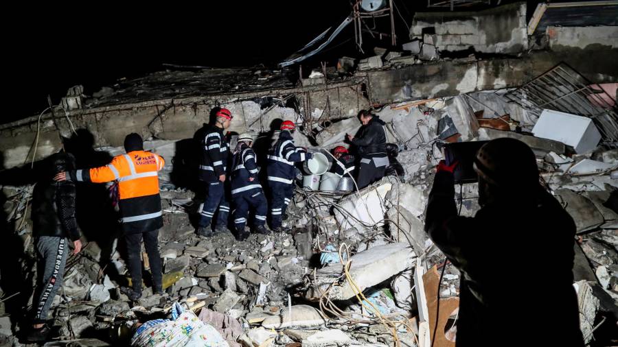Los equipos de rescate trabajan sin descanso buscando supervivientes entre los más de 5.000 edificios colapsados. Foto: EFE
