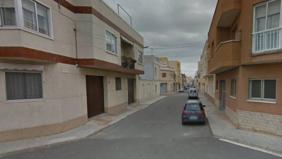 Imatge del carrer Bisbe Rocamora d'Amposta on han succeït els fets a primera hora de la tarda. FOTO: Google Maps