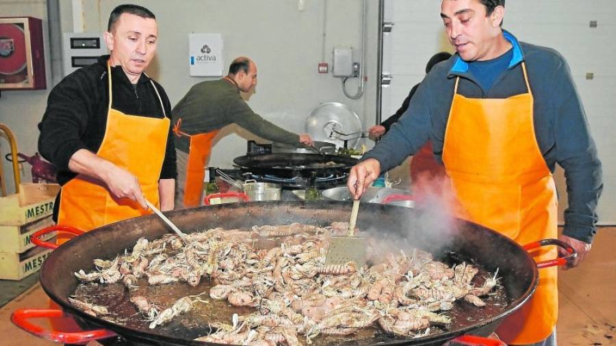 Pescadores y agricultores ofrecieron a los comensales la tradicional Fregida de Galeres i Calçots en la Cooperativa. Foto: alfredo gonzález