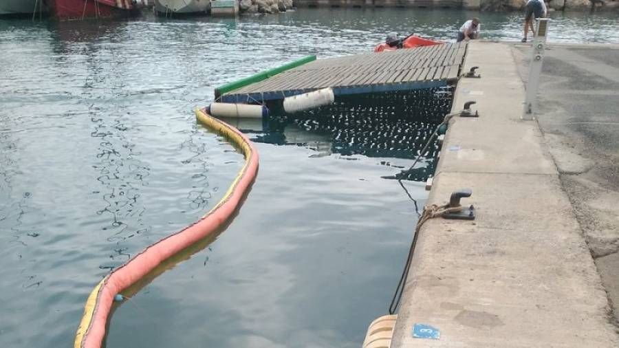 Imatge de la taca de combustible confinada al Port de Garraf, aquest 20 d'agost del 2016.
