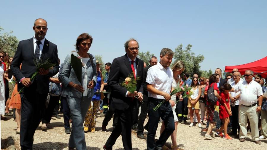 El conseller Miquel Buch, el president Quim Torra i la seva esposa, i la presidenta de la Diputaci&oacute; de Tarragona, Noem&iacute; Llaurador, en l'ofrena de flors als bombers morts a Horta el 2009. FOTO: ACN