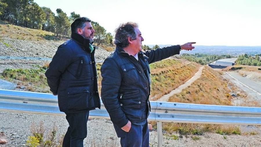 Albert Batet i Josep Andreu, al peu de les obres aturades de l'A-27 entre Valls i Montblanc. Foto: M.Plana