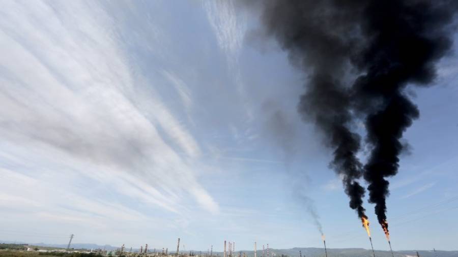 Les dos torxes de Repsol i Dow a l'esquerra amb les denses columnes de fum negre visibles a molts quilòmetres, al polígon Nord el passat 23 de maig. Foto: Lluís Milian