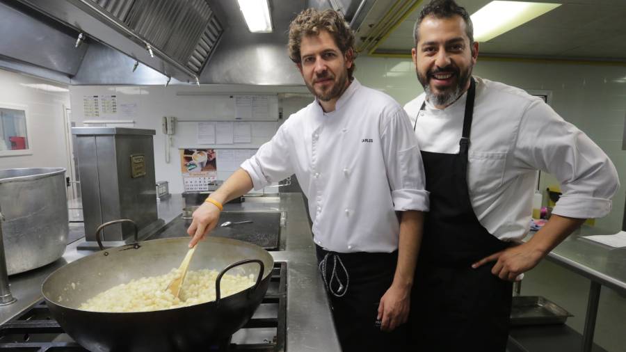 Carles Salvadó, a la izquierda, con el nuevo chef del restaurante, Leonardo Vidal, a su lado.