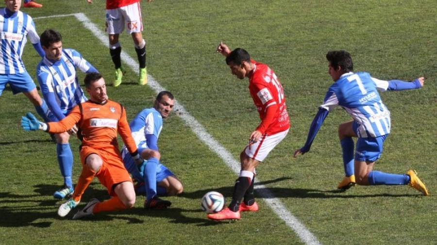 Rayco prueba de marcar en la segunda parte. Foto: Lluís Milián