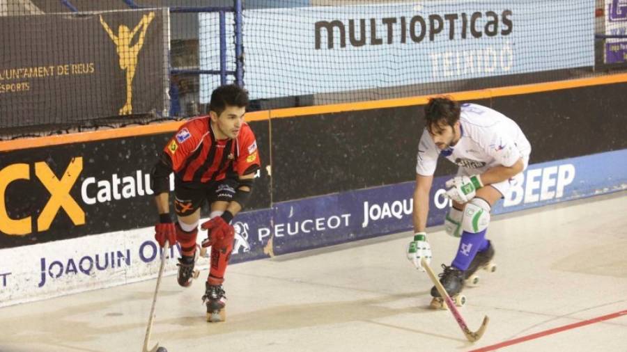 El rojinegro Matías Platero conduce la bola en un duelo de esta temporada disputado en Reus. Foto: Alba Mariné