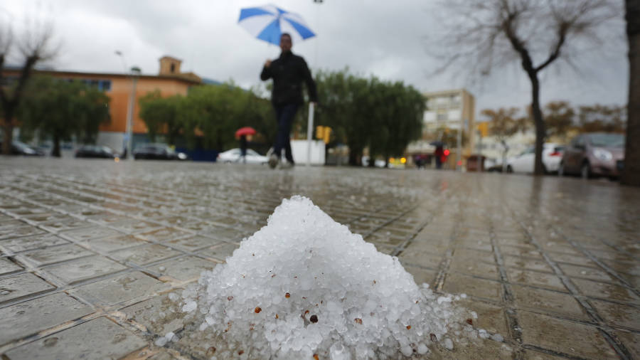 Las piedras de hielo han ca&iacute;do en las calles de Tarragona. Foto: Pere Ferr&eacute;