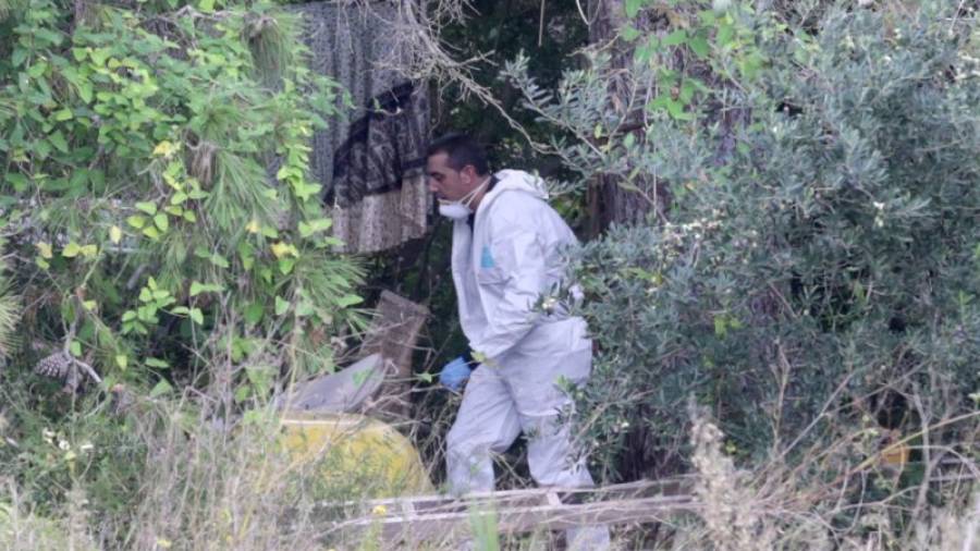Agentes de la policía científica de los Mossos d´Esquadra pasaron la mañana de ayer inspeccionando el terreno. Foto: Lluís Milián