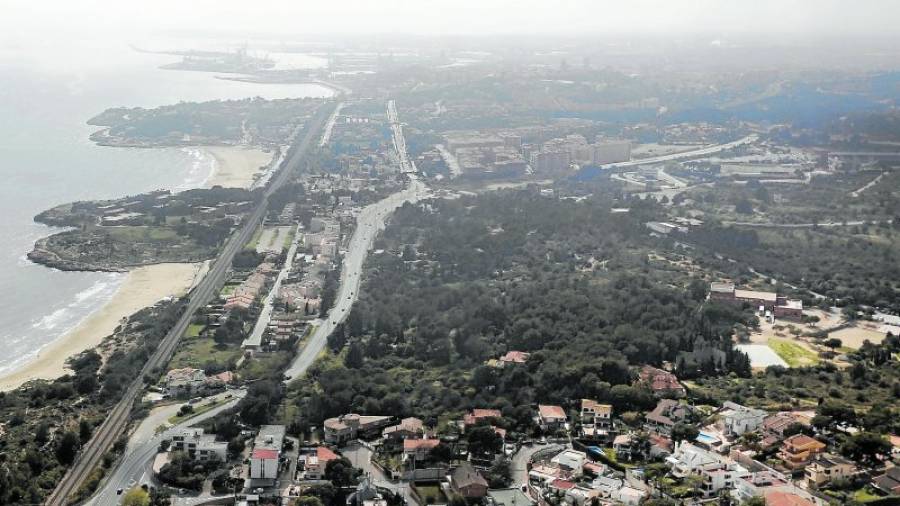 Imagen aérea de la zona en la que se construirá el nuevo barrio de Llevant, que conectará la Vall de l´Arrabassada con Cala Romana. Foto:pere ferré
