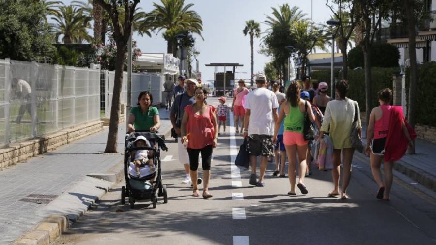 La calle Josep Carner se ha convertido una vía completamente peatonal con un tramo de carril bici incorporado. Foto: Pere Ferré