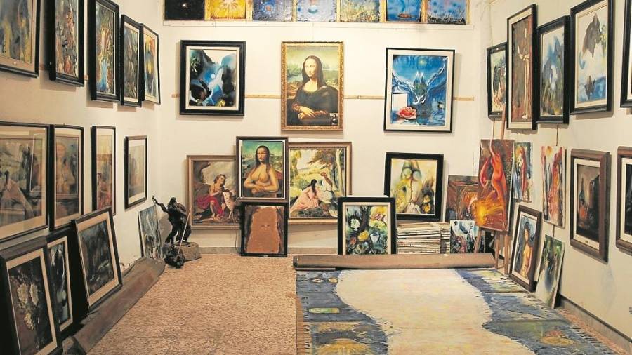 Imatge d&lsquo;algunes de les pintures exposades a casa seva. FOTO: ALBA TUD&Oacute;