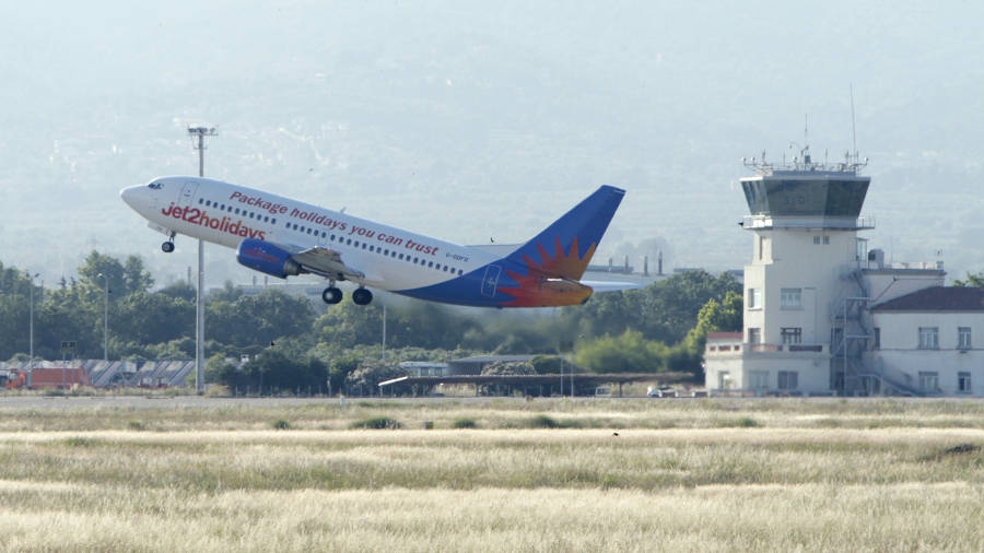 Un avión despegando del Aeropuerto de Reus. Foto: P. Ferré