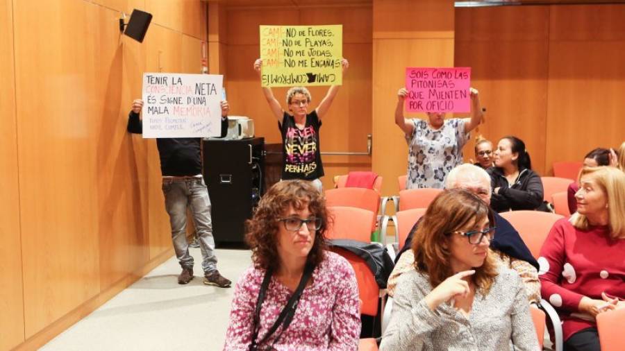 El público asistente al pleno municipal también protestó con pancartas reclamando viviendas sociales. Foto: Alba Mariné