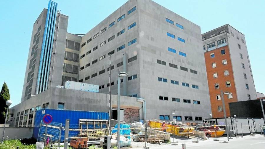 El edificio ´C´, en la parte posterior del hospital, se mantendrá, los de delante se tirarán. Foto: lluís milián