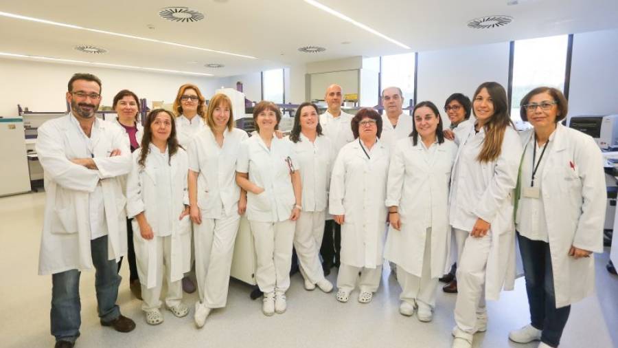 Imagen de familia de los profesionales que conforman la Unitat de Patologia del Hospital. Foto: Alba Mariné