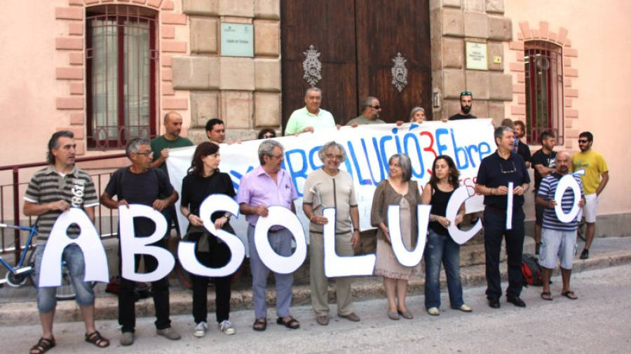 El Grup de Suport contra la Repressió a les Terres de l'Ebre davant dels Jutjats de Tortosa amb pancartes d'absolució. Foto: ACN