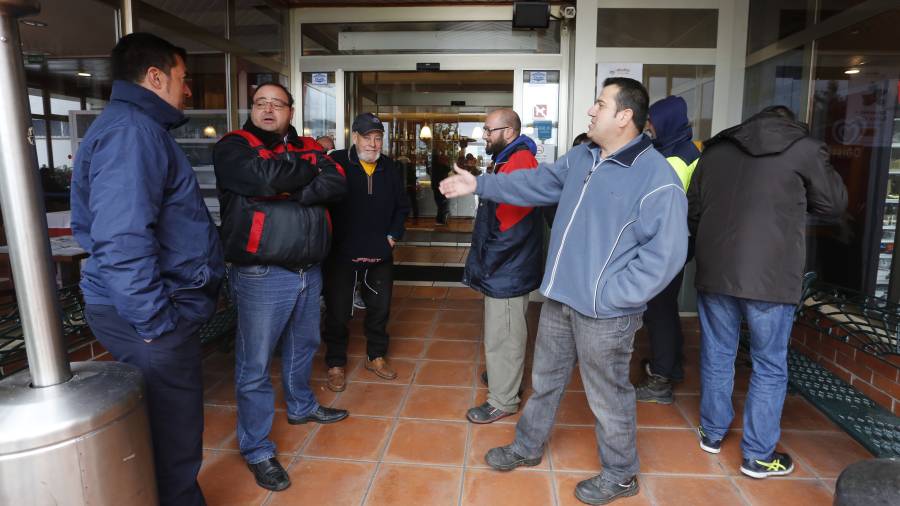 Transportistas a la puertas del bufet de Altafulla. Foto: Pere Ferr&eacute;