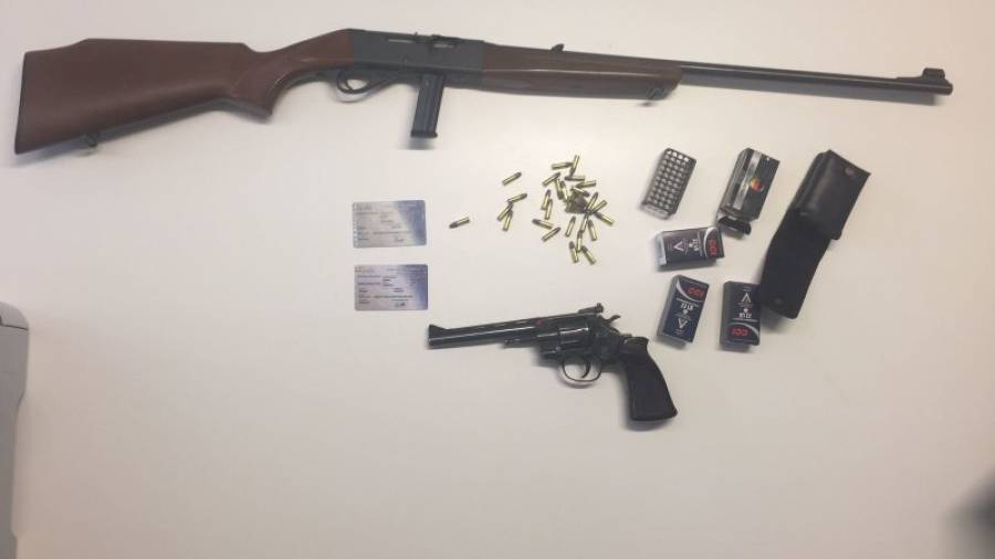 Las dos armas y las tres cajas de munición incautadas por la Guàrdia Urbana el pasado martes. Foto: DT