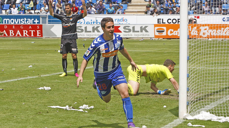El centrocampista del Alavés, Sergio Llamas, celebra un gol. FOTO:EL CORREO DE VITORIA