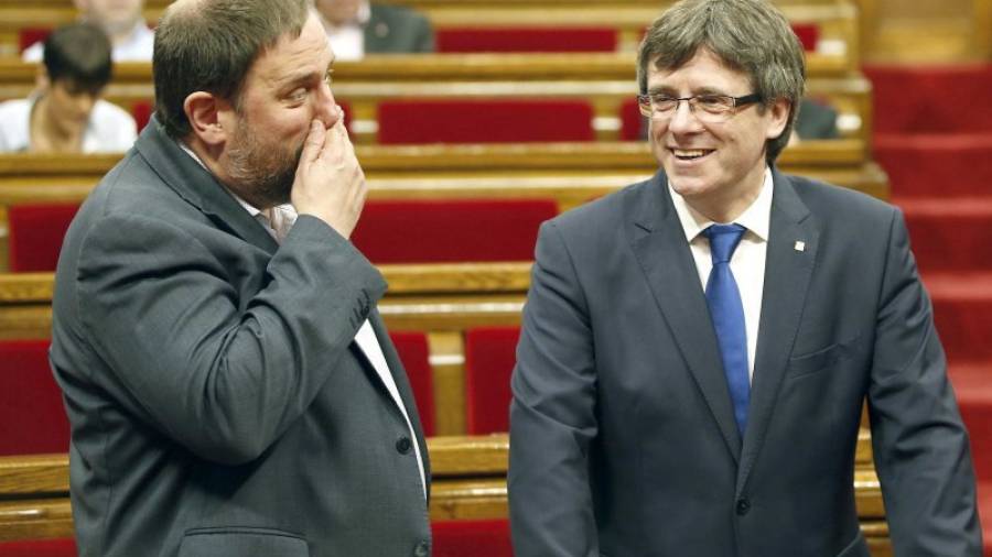 El vicepresident Oriol Junqueras amb el president Carles Puigdemont al Parlament. Foto: EFE
