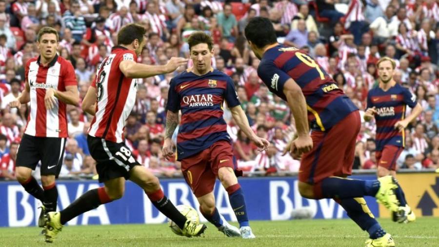 Gurpegui intenta frenar el avance del argentino Leo Messi mientras Luis Suárez (derecha), autor del único gol azulgrana, se desmarca. Foto: efe