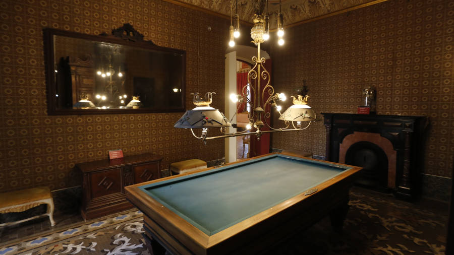 La sala de billar de la Casa Castellarnau, en la que en una ocasión Paco Tovar vio cómo se movía la lámpara. Foto: Pere Ferré