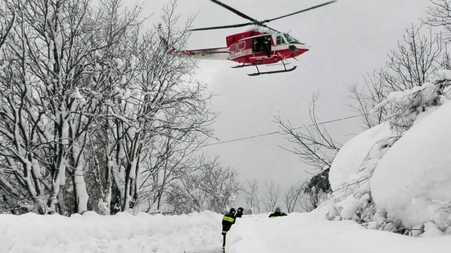 Fotografía facilitada a primera hora de hoy, 19 de enero de 2017, por los equipos de rescate de montaña de efectivos de rescate dirigiéndose al hotel Rigopiano, alcanzado por una avalancha previsiblemente producida por alguno de los c