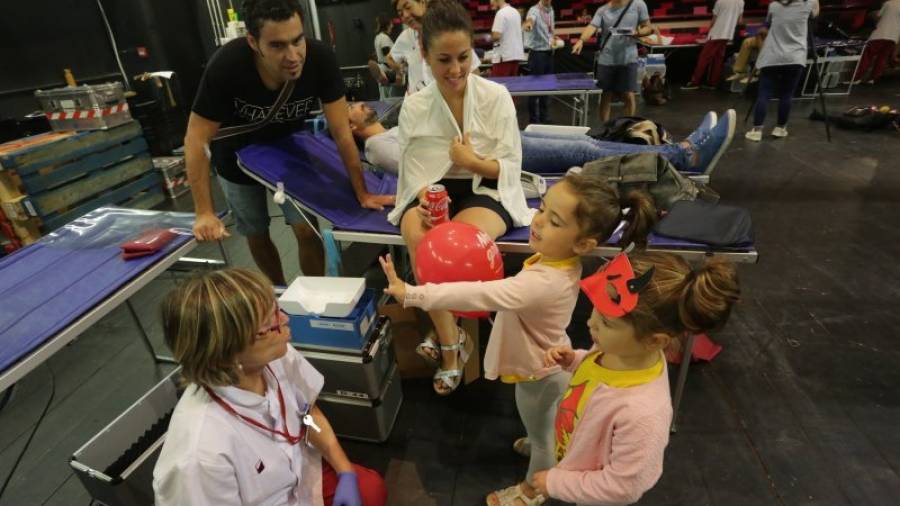 Entre los donantes hay muchas familias con niños. Los pequeños disponen de una ludoteca. Foto: Lluís Milián