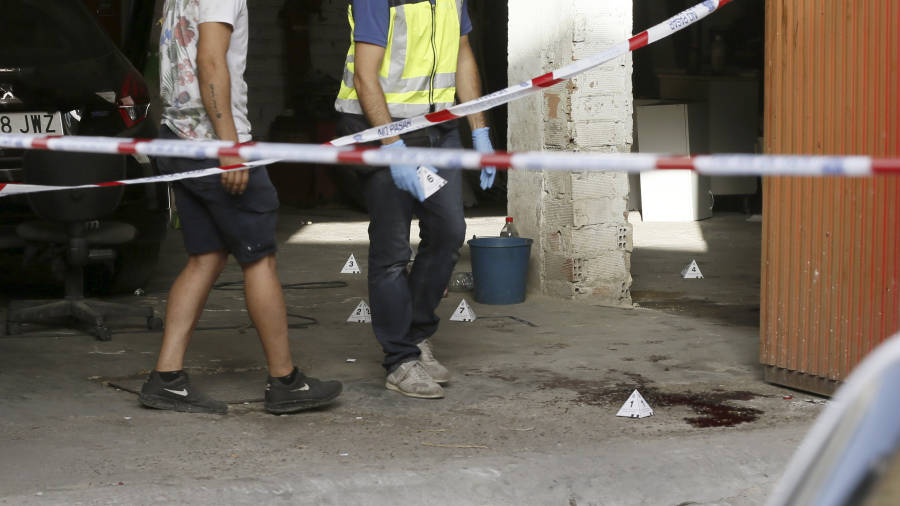 El garaje de Sevilla donde una mujer fue asaltada y apu&ntilde;alada mortalmente por su expareja. Foto:EFE