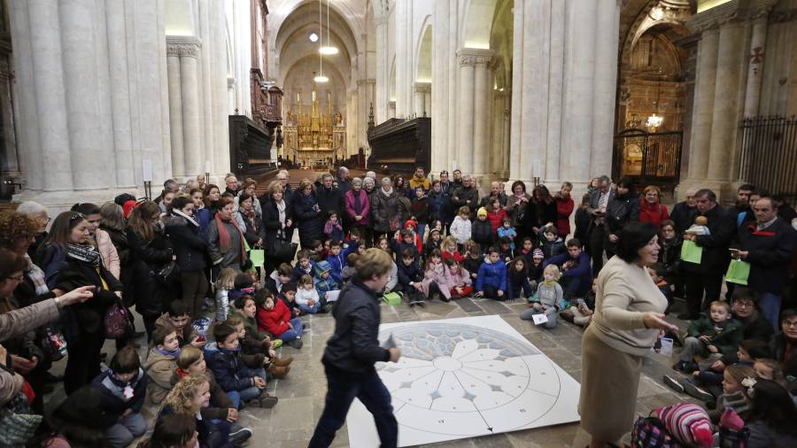 Las niñas y niños que asistieron a la actividad atendieron en todo momento las explicaciones de Joana Virgili, la guía. FOTO: PERE FERRÉ