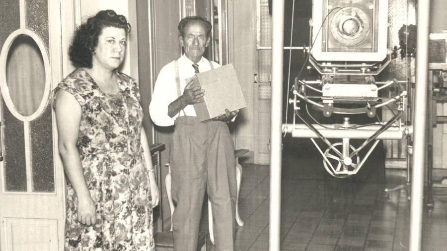 El fundador de la saga, Gerardo Chinchilla, y su hija Paquita, en su tienda. Foto: Arxiu Chinchilla