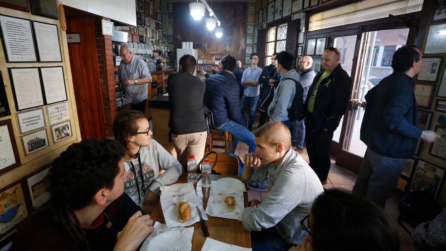 El Bar Boada, repleto, el pasado lunes a las 9,50 horas. FOTO: Pere Ferr&eacute;