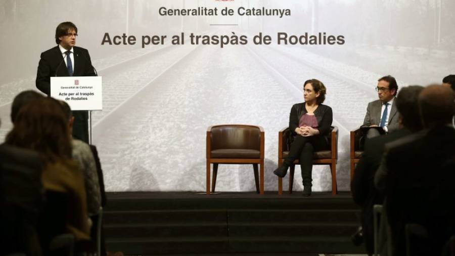 Carles Puigdemont, Ada Colau y Josep Rull, en el acto en la Generalitat. Foto: efe