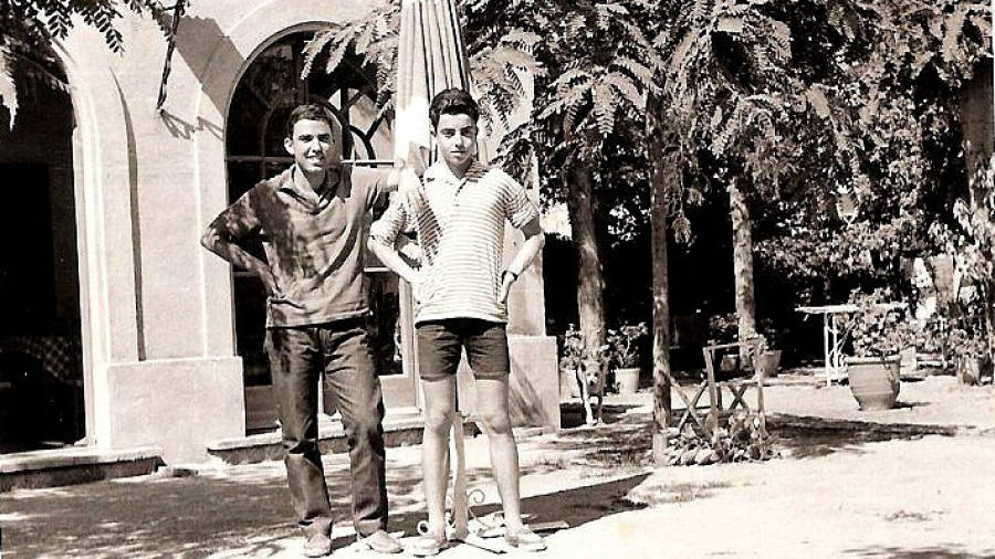 1962. Els germans Joan i Carles Mic&oacute; al seu mas al Cam&iacute; de la Cuixa. Foto: Arxiu familia Mic&oacute; / Tarragona Antiga